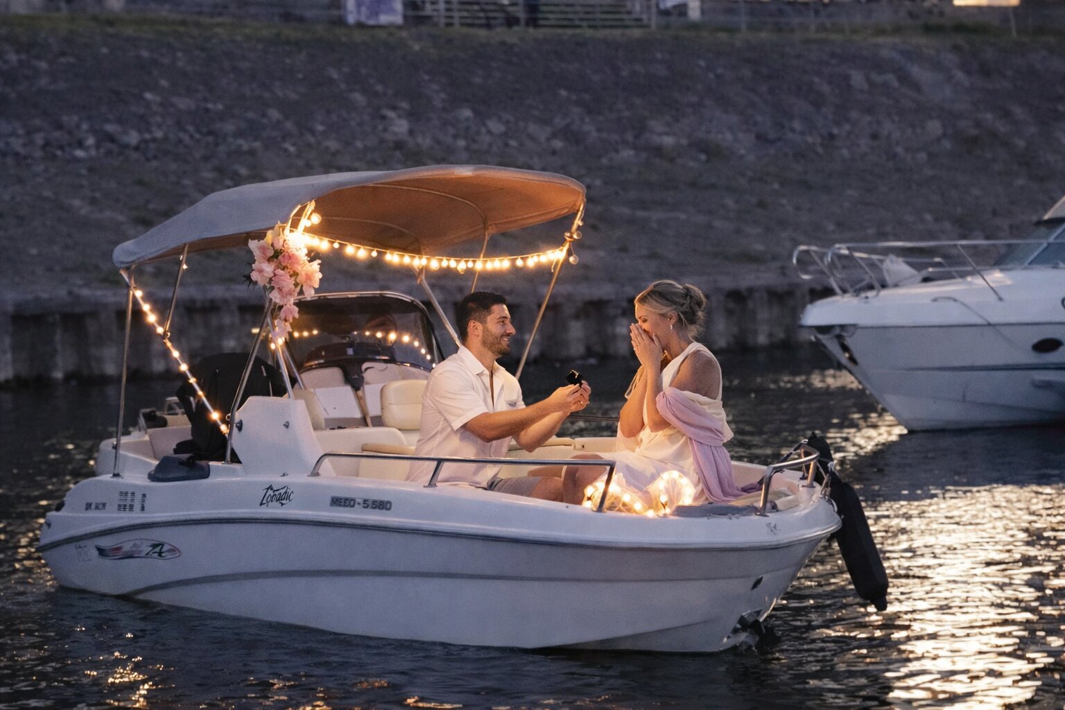 Heiratsantrag auf dem Motorboot – Bootsvermietung Duisburg Innenhafen