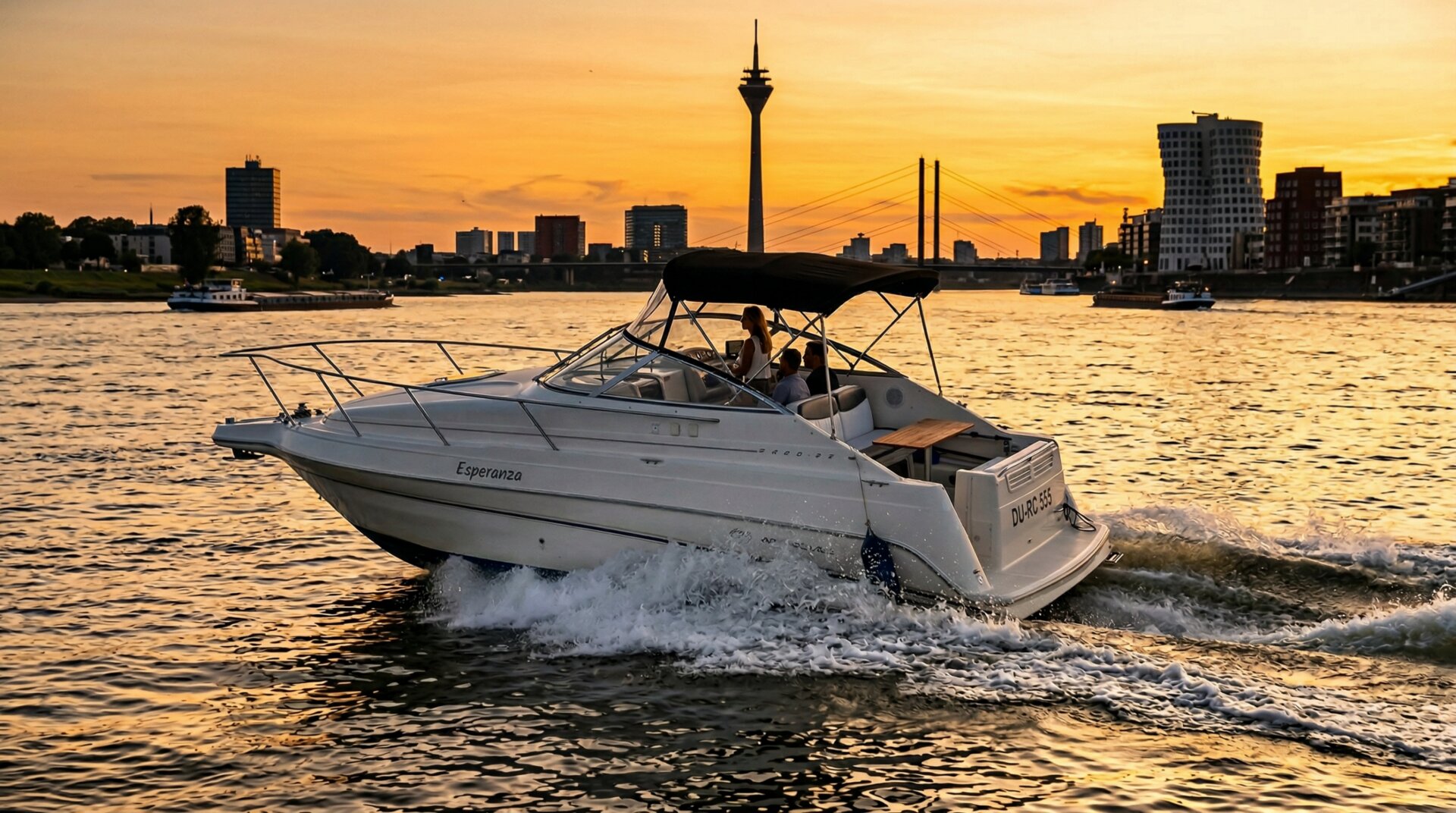 Event auf dem Boot bei Sonnenuntergang